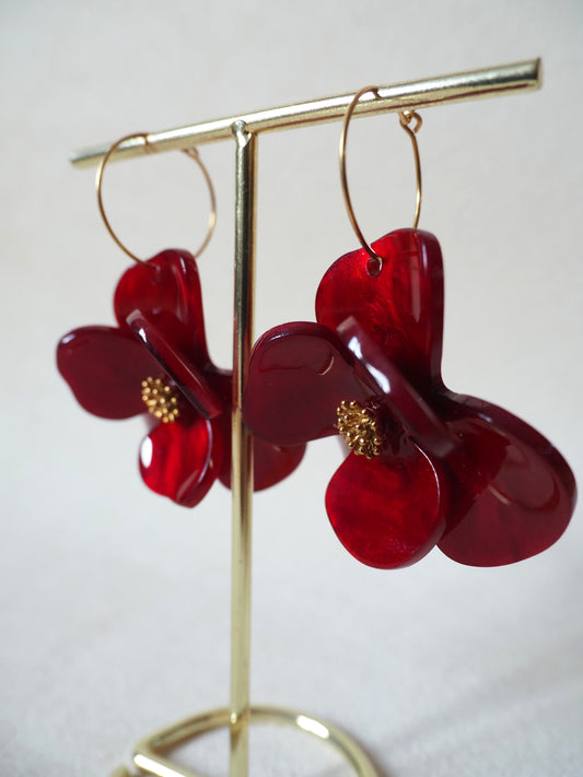 Boucles d’oreilles créoles TANIA – Acier inoxydable doré & fleurs acryliques rouges | Bijou romantique