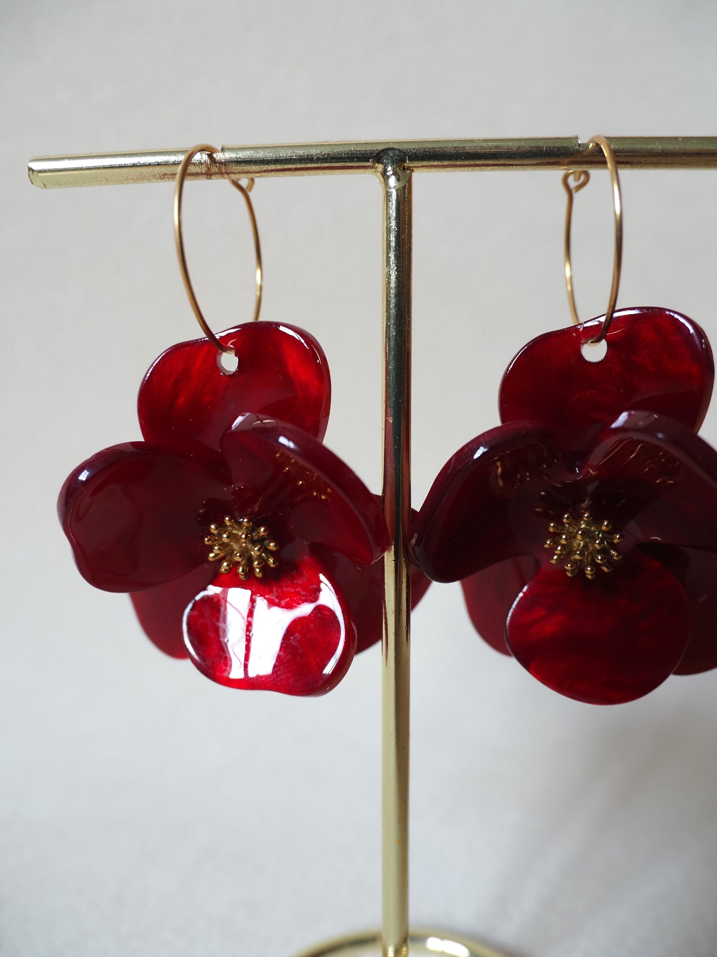 Boucles d’oreilles créoles TANIA – Acier inoxydable doré & fleurs acryliques rouges | Bijou romantique