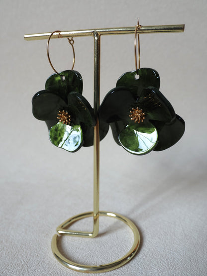 Boucles d’oreilles créoles TANIA – Acier inoxydable doré & fleurs acryliques vertes | Bijou romantique