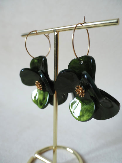 Boucles d’oreilles créoles TANIA – Acier inoxydable doré & fleurs acryliques vertes | Bijou romantique