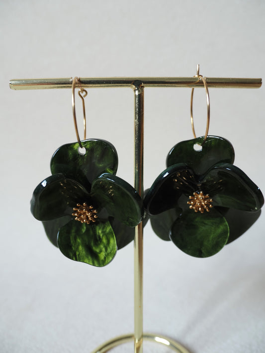 Boucles d’oreilles créoles TANIA – Acier inoxydable doré & fleurs acryliques vertes | Bijou romantique