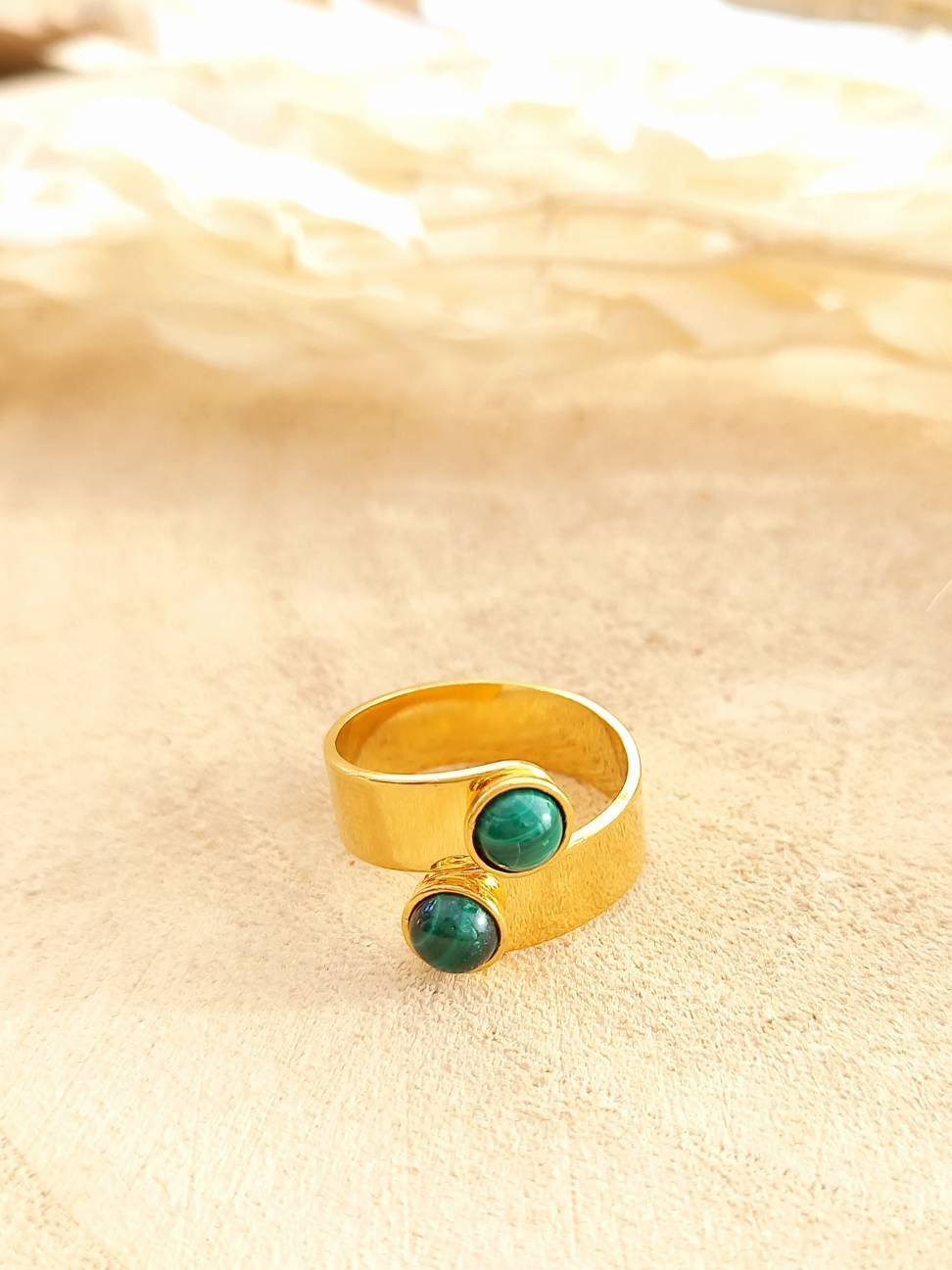 Bague ajustable OLIVIA / dorée à l'or fin / double cabochon malachite