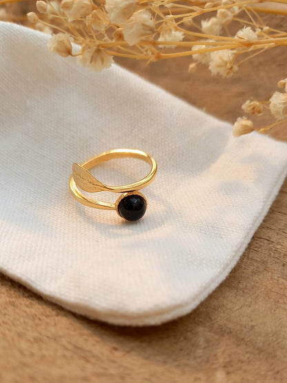 Bague SIMONE / feuille plaqué or / cabochon pierre onyx noir