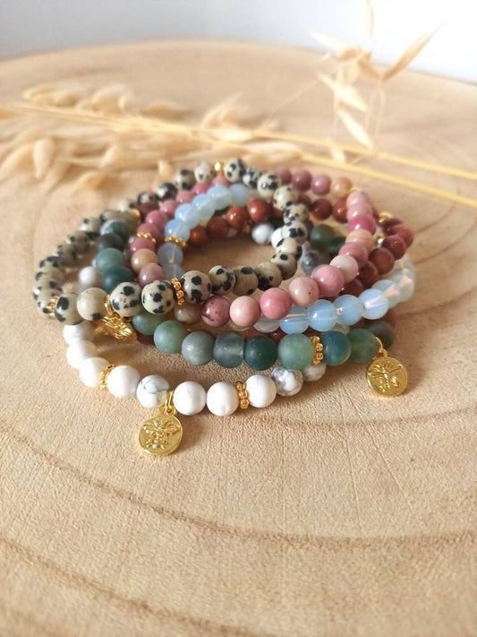 Bracelet VIRGINIE / perles pierres semi-précieuses howlite / breloque abeille dorée à l'or fin