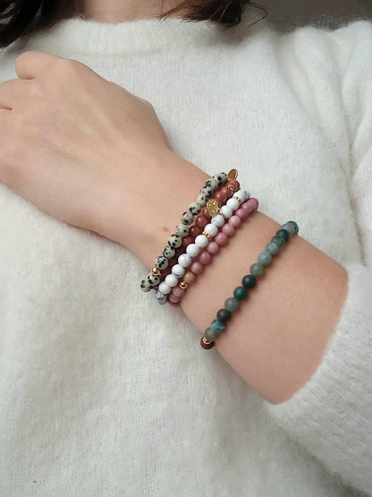 Bracelet VIRGINIE / perles pierres semi-précieuses howlite / breloque abeille dorée à l'or fin