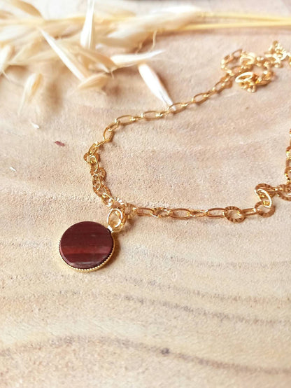 Collier CASSIE / maille ovale facettée / doré à l'or fin 24k / médaille en pierre naturelle jaspe rouge