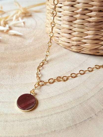 Collier CASSIE / maille ovale facettée / doré à l'or fin 24k / médaille en pierre naturelle jaspe rouge