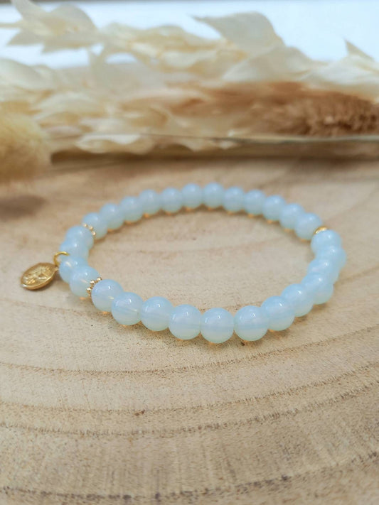 Bracelet VIRGINIE / perles pierres semi-précieuses opaline / breloque abeille dorée à l'or fin