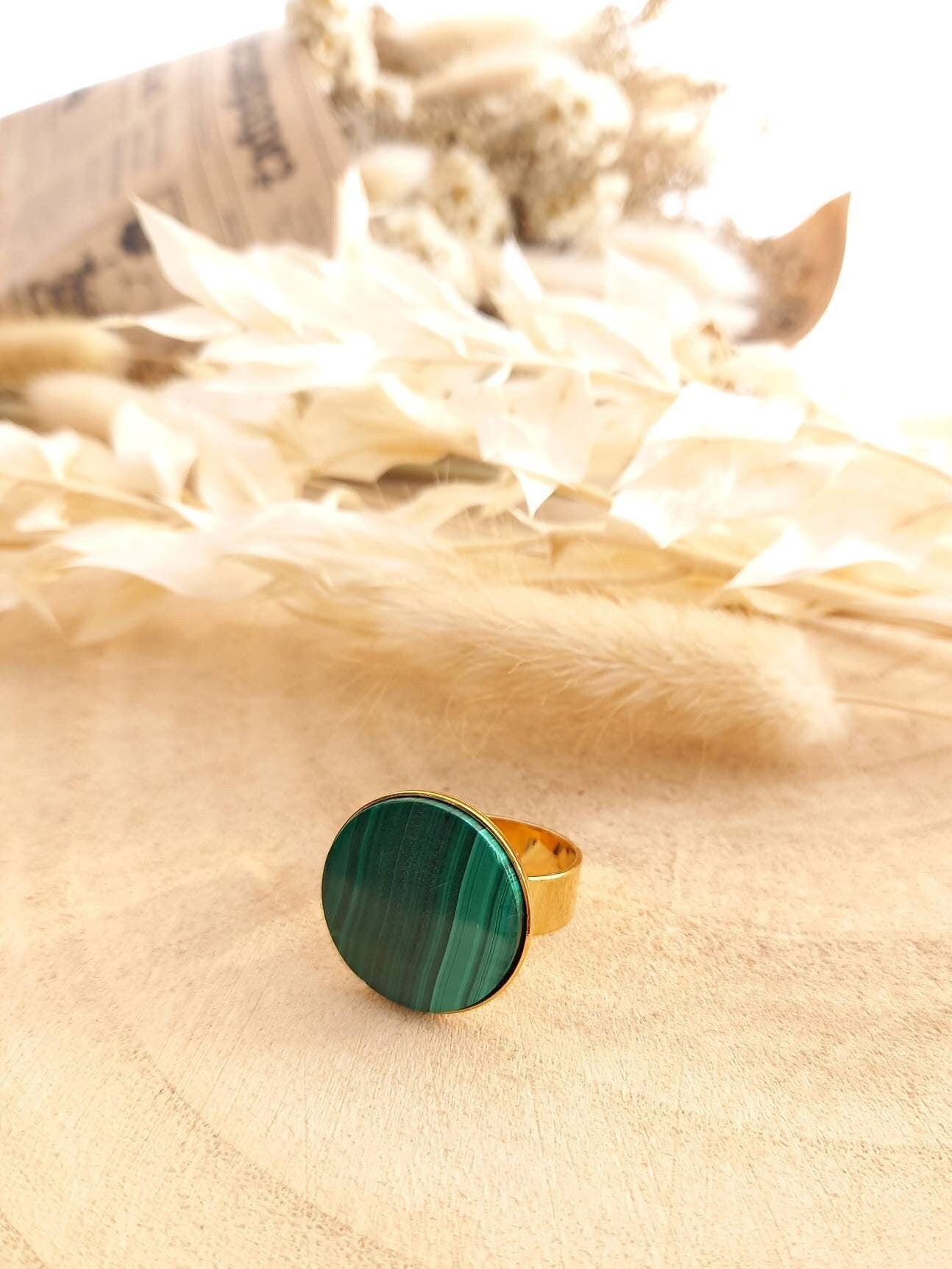 Bague ajustable MATHILDE / cabochon en pierre malachite / acier inoxydable doré