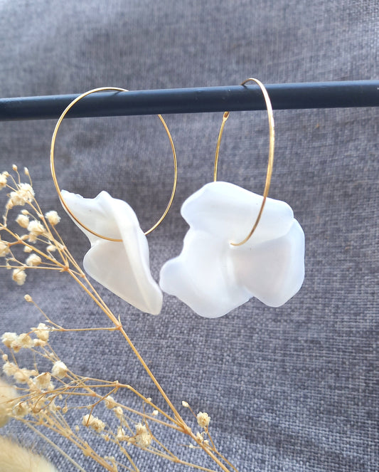 Boucles d'oreilles créoles ALICE - Dorées à l'or fin & fleurs nacrées | Bijou romantique