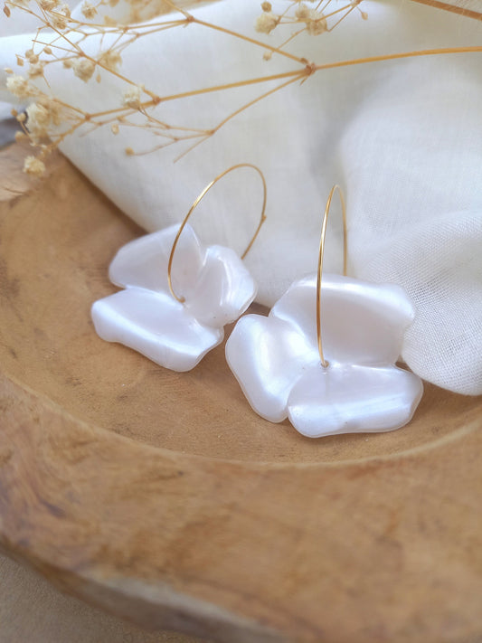 Boucles d'oreilles créoles ALICE - Dorées à l'or fin & fleurs nacrées | Bijou romantique